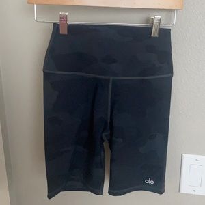 Alo high-waist vapor short black camouflage